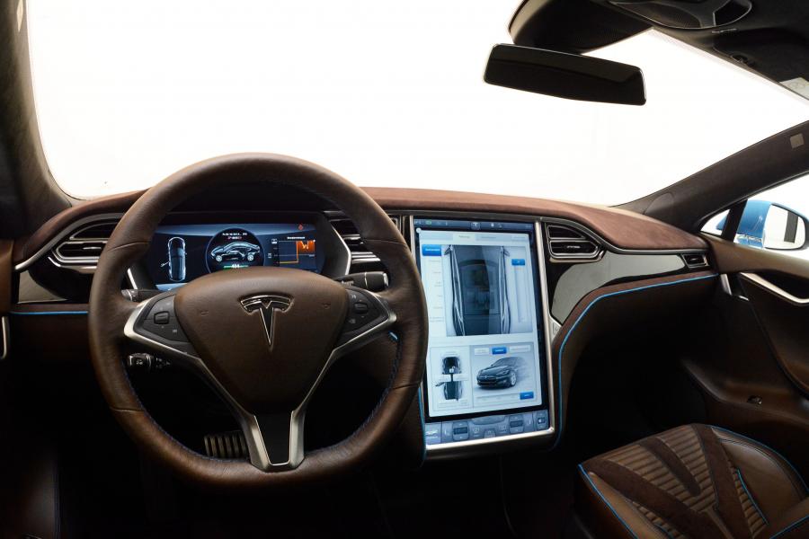  Tesla Model S by Brabus 2015 года  (фото 8 из 11)